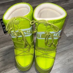 Lime Green Moon Boots Like New 7/8.5US